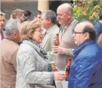  ?? V. M. ?? Varios hosteleros de Córdoba capital y el Alto Guadalquiv­ir conversan en el cóctel