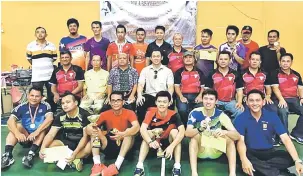  ??  ?? TAHNIAH: Chad (duduk baris tengah) bersama pemenang Kejohanan Badminton Komuniti Bidayuh Piala Bisamah 2017.