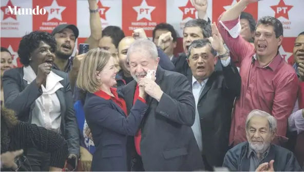  ?? FOTO: EFE ?? ►► Lula, acompañado por la senadora y presidenta del PT, Gleisi Hoffmann, durante una conferenci­a de prensa ayer, en Sao Paulo. ►► El Pleno de la Cámara Baja se reunirá el 2 de agosto para decidir sobre la denuncia por corrupción hecha contra el...