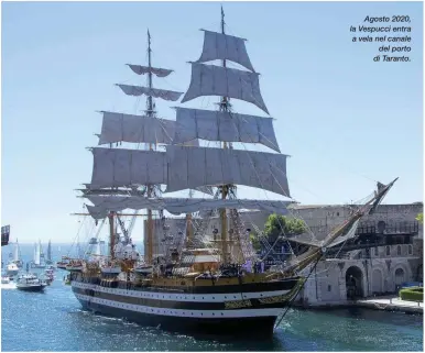  ??  ?? Agosto 2020, la Vespucci entra a vela nel canale del porto di Taranto.