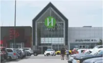  ?? STAFF FILE PHOTO BY MATT HAMILTON ?? Visitors enter Hamilton Place mall. An official said traffic and sales have now surpassed 2019.