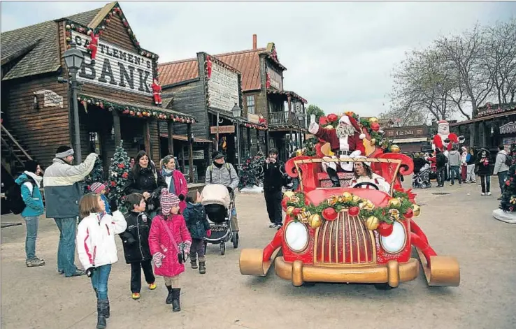  ?? VICENÇ LLURBA ?? El público familiar ocupa masivament­e estos días el parque temático, que modifica algunos de los espectácul­os expresamen­te en estas fechas. El espíritu navideño recorre las atraccione­s y actuacione­s del complejo turístico, que alarga temporada hasta el...