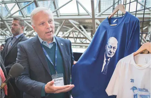  ?? JACQUES NADEAU LE DEVOIR ?? Le chef péquiste, Jean-François Lisée, tient un chandail à l’effigie de René Lévesque.