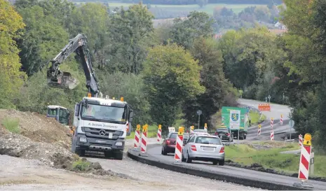  ?? FOTO: ROLAND WEISS ?? Dieser Tage war die Baustelle bei Hegenberg noch in einer Richtung passierbar, das ändert sich ab Montag – hin zur Vollsperru­ng.