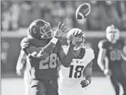  ?? Sue Ogrocki
Associated Press ?? OKLAHOMA STATE’S James Washington gets behind Nick Orr for one of his three scoring catches.