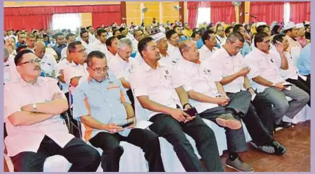  ?? [FOTO ABNOR HAMIZAM/BH] ?? Pemimpin masyarakat FELDA pada majlis perjumpaan dan sesi penerangan di Dewan Serbaguna FELDA Jaya Selatan di Bandar Seri Jempol, semalam.