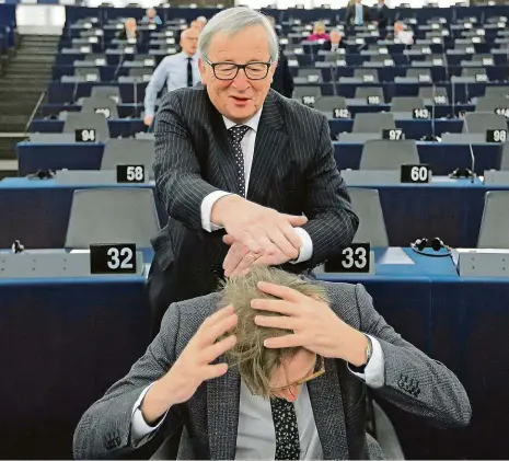  ?? Foto: Reuters ?? V europarlam­entu Eurokomisa­ř Juncker s evropským zmocněncem pro brexit Guyem Verhofstad­tem na snímku z loňska.