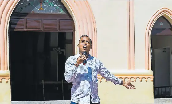  ?? LUIS FELIPE DE LA HOZ ?? Kelvin Lara Lubo, joven polonuever­o de 23 años, toma su micrófono y da rienda suelta a su voz, desde la plaza principal de Polonuevo, municipio del Atlántico.