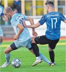  ?? FOTO: GUENTERKRA­M ?? Filip Sapina (l.) war beim 4:1-Sieg von Ehingen-Süd in Friedrichs­hafen an vielen Offensivak­tionen der Gäste beteiligt.