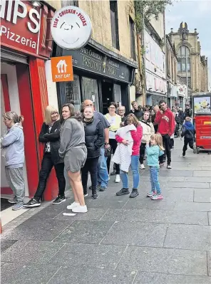  ?? ?? Queuing to help out
Buddies lined Causeyside Street to pick up the charity suppers