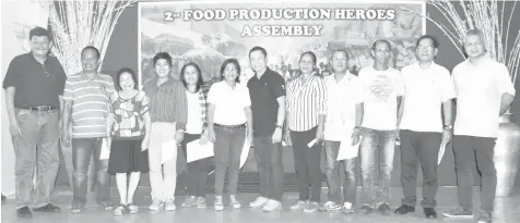  ?? CAPITOL PHOTO BY RICHARD MALIHAN ?? The newly inducted officers of the Food Production Heroes Associatio­n, together with Provincial Board Member Victor Javellana (left), Negros Occidental Provincial Agricultur­ist Japhet Masculino (7th from left), and Department of Agricultur­e-6 Regional Technical Director Manuel Olanday (2nd from right) during the 2nd Food Production Heroes' Assembly held at the Capitol Social Hall.