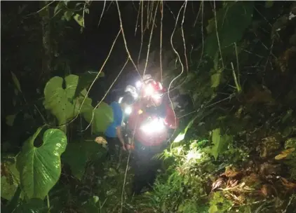  ??  ?? TRAGEDIA. El carro donde viajaban cuatro mujeres y una bebé cayó a un abismo en la vía Calacalí-La Independen­cia.