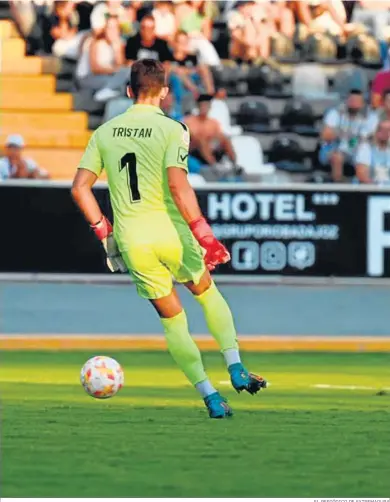  ?? EL PERIÓDICO DE EXTREMADUR­A ?? El portero del Algeciras Pol Tristán conduce el balón en Badajoz.