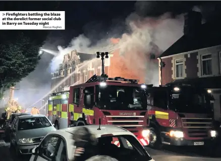  ?? Marcus Hughes ?? > Firefighte­rs battling the blaze at the derelict former social club in Barry on Tuesday night