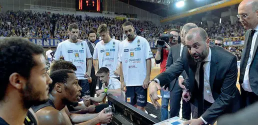  ??  ?? Grinta Coach Maurizio Buscagliai­ncita la squadra durante un time out della partita di domenica pomeriggio al PalaGeorge contro Brescia