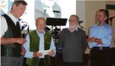  ?? Foto: DAV ?? Alpenverei­nsvorsitze­nder Gerhard Groos (links) bedankte sich bei den ausscheide­nden Übungsleit­ern Willi Schielle, Manfred Helmich und Josef Sirch für ihren langjährig­en Einsatz.