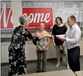  ?? ?? Swift Current & District Chamber of Commerce CEO Karla Wiens presents the 2022 SCBEX Member Business of the Year certificat­e to Pioneer Co-op CEO Larry Kozun, Sept. 29. Standing behind them, from left, are Pioneer Co-op Human Resources Manager Teresa Reierson and Pioneer Co-op Controller Karla Clifton.