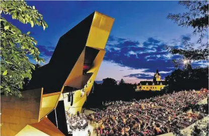  ??  ?? Eröffnung beim Wolkenturm im Schlosspar­k von Grafenegg: Tonkünstle­r, Yutaka Sado