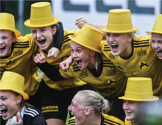  ?? Bild: Roger Larsson ?? Astrios hattricksk­ytt Lovisa Brogren (i mitten i övre raden) firar med glada lagkamrate­r efter 5–1-segern i seriefinal­en mot Älmhult.