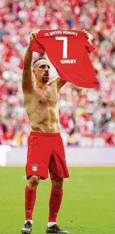  ?? Foto: Adam Pretty, Getty ?? Möglicherw­eise hätte Franck Ribéry sein letztes Hemd für die Bayern gegeben. Musste er aber nicht, bejubelte so aber seinen letzten Treffer in München.