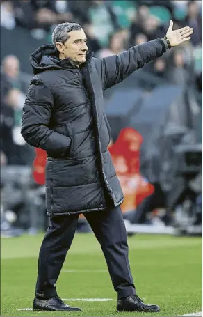  ?? FOTO: EFE ?? Valverde
El técnico da instruccio­nes ayer en el Benito Villamarín