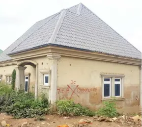  ?? Photos: Daniel Adugbo ?? A bungalow marked for demolition in the estate
