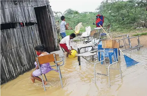  ?? Cortesía ?? Las inundacion­es afectaron el normal desarrollo de las clases en esta zona de La Guajira.