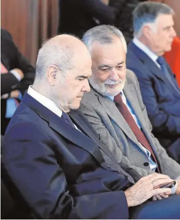  ??  ?? Los expresiden­tes Manuel Chaves y José Antonio Griñán charlan durante la vista