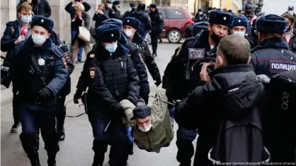 ??  ?? Задержание на акции протеста в Москв
