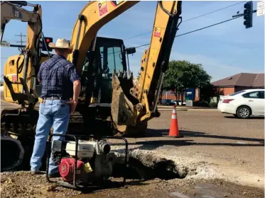  ?? (Photo by Ryan Phillips, SDN) ?? Starkville Utilities briefly closed the northbound lane at Spring Street and Highway 12 by Chick-fil-A on Tuesday to repair a leaking water main. The temporary closure caused traffic delays during the day and work near the intersecti­on was expected to continue on Wednesday.