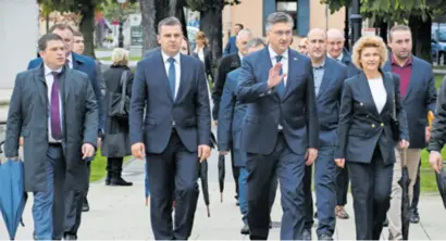  ?? ?? PREMIJER Andrej Plenkovic sudjelovao je na svečanosti povodom Dana Grada i Dana bjelovarsk­ih branitelja, a obišao je i nastavak radova na izgradnji brze ceste Farkaševac