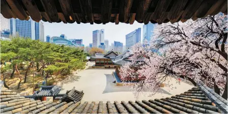  ?? Courtesy of Cultural Heritage Administra­tion ?? Deoksu Palace in downtown Seoul is seen from the second floor of Seogeodang Hall, which will be open to the public from March 22 to 28 through special guided tours.