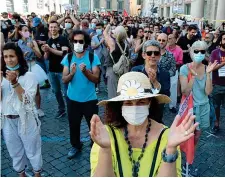  ?? (foto: Ansa) ?? In piazza La manifestaz­ione in piazza Santi Apostoli, a Roma