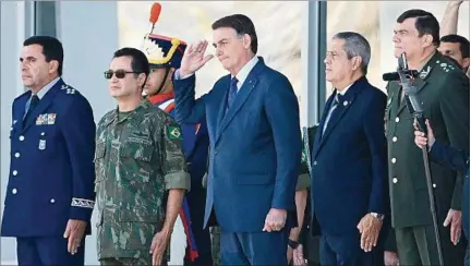  ??  ?? BOLSONARO. El presidente el martes observando un desfile militar en Brasilia, antes de la votación del voto papel en el Congreso.