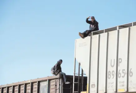  ??  ?? • Los migrantes deben de estar pendientes de la ruta que seguirá el tren y elegir el correcto les puede llevar horas.