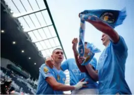  ?? KIRSTY WIGGLESWOR­TH / AP / NTB ?? Phil Foden (til v.) scoret Manchester Citys 2-0-mål mot Fulham. Her feirer han med Erling Braut Haaland.