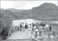  ?? XCA ?? Estructura de ‘madera plástica’ de ‘Disecoarvo­l’ instalada en la laguna Toreadora del Parque Nacional Cajas.