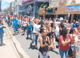  ??  ?? Los estudiante­s se movilizaro­n fuera de la zona de la UPR.