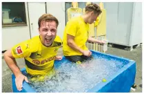  ??  ?? Renaissanc­e...Mario Gotze (left) takes an ice bath after training