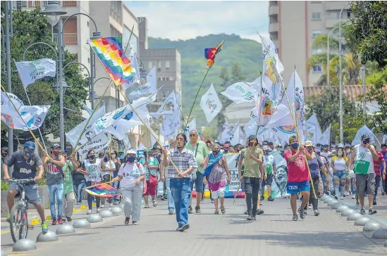  ?? Télam ?? La marcha se desarrolló sin violencia, aunque los operativos en las rutas desalentar­on la llegada de manifestan­tes.