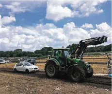  ?? RP-FOTO: LATZEL ?? Landwirte halfen mit ihren Traktoren dabei, die Autos aus dem Schlamm auf festen Boden zu ziehen. Rund 30 Trecker waren im Einsatz.