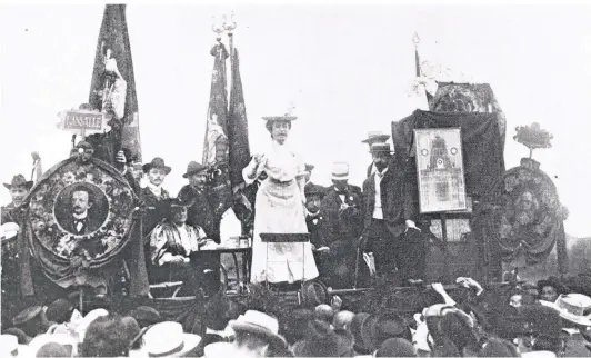  ?? FOTO: DPA ?? Die Kommunisti­n Rosa Luxemburg (1871-1919) während ihrer Rede auf dem Internatio­nalen Sozialiste­nkongress in Stuttgart im August 1907.