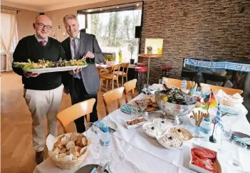  ?? RP-FOTO: ACHIM BLAZY ?? Wenn die Griechisch­e Gemeinde um den Vorsitzend­en Panagiotis Chatziniko­laou (l.) Gäste wie beispielsw­eise Bürgermeis­ter Michael Beck erwartet, dann wird reichlich aufgetisch­t.