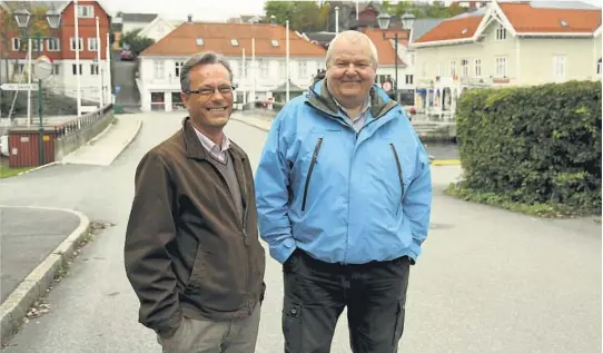  ?? FOTO: RAGNHILD JOHANSEN ?? VERN OM GRENLAND: Jan Erik Parr (t.v.) takker for seg etter to og ett halvt år og overlater klubba til Knut Schüller for organisasj­onen «Vern om Grenland».