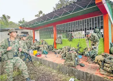  ?? ?? Los soldados
colombiano­s retenidos están concentrad­os en una escuela rural