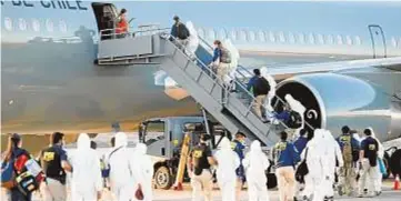  ?? REUTERS / ÁLEX DÍAZ ?? 0 87 migrantes embarcan forzados en un avión militar el 10 de febrero para ser deportados.