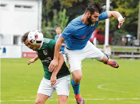  ?? Foto: Marcus Merk ?? Abgestürzt sind Xhevalin Berisha (rechts) und der SV Cosmos Aystetten beim 0.1 gegen den BCF Wolfratsha­usen, nachdem man nach einer völlig unnötigen Roten Karte gegen Robert Markovic mandic in Unterzahl noch das 0:1 hinnehmen musste.