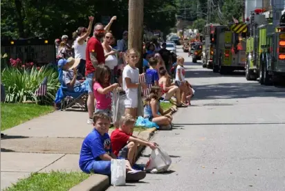  ?? Sebastian Foltz/Post-Gazette ?? Children line Beaver Street in Leetsdale with their families during the borough’s 2023 Fourth of July parade.