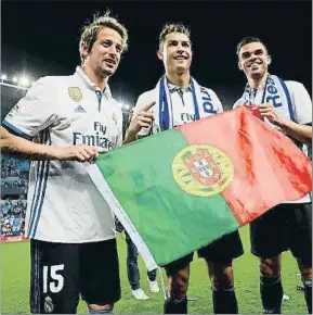  ?? GONZALO ARROYO MORENO / GETTY ?? Coentrão, Cristiano y Pepe, en la celebració­n de la Liga