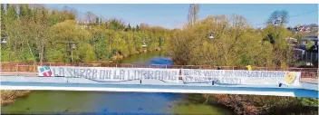  ?? FOTO: HEIKO LEHMANN ?? Junge Franzosen haben ein großes Banner an der Freundscha­ftsbrücke zwischen Kleinblitt­ersdorf und Großblitte­rsdorf aufgehängt. Es ist ein Appell zum Zusammenha­lt an Franzosen und Deutsche.